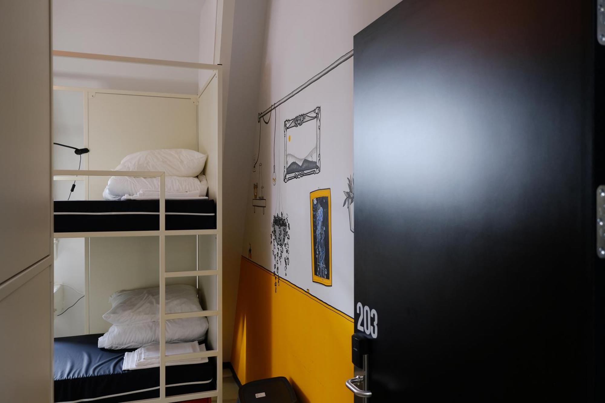 Hostel & Bar De Basis Зволе Екстериор снимка