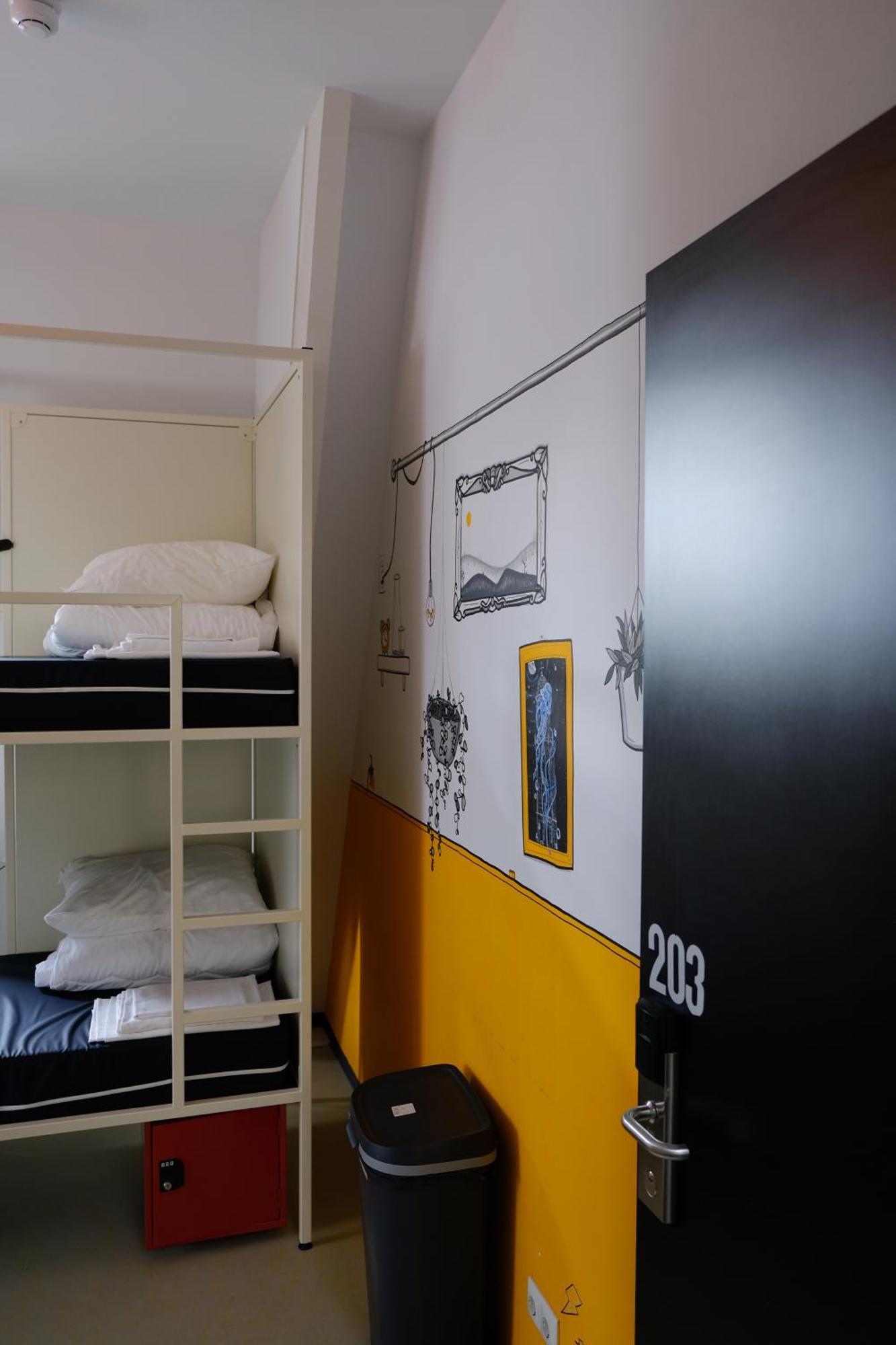 Hostel & Bar De Basis Зволе Екстериор снимка