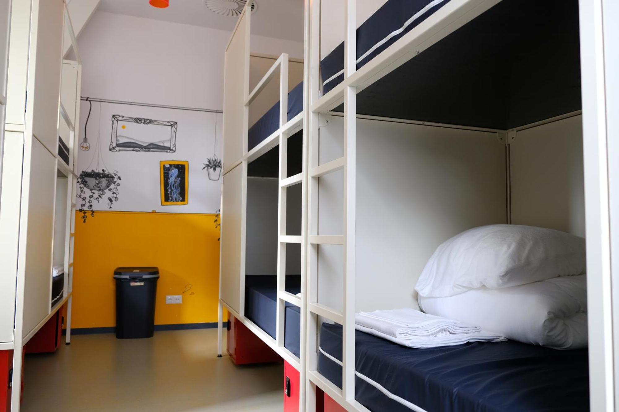 Hostel & Bar De Basis Зволе Екстериор снимка