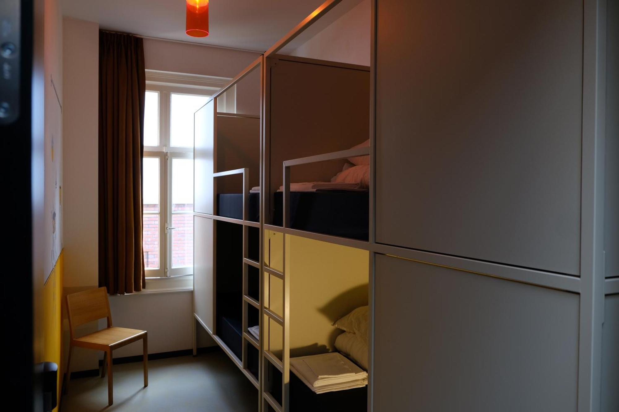 Hostel & Bar De Basis Зволе Екстериор снимка