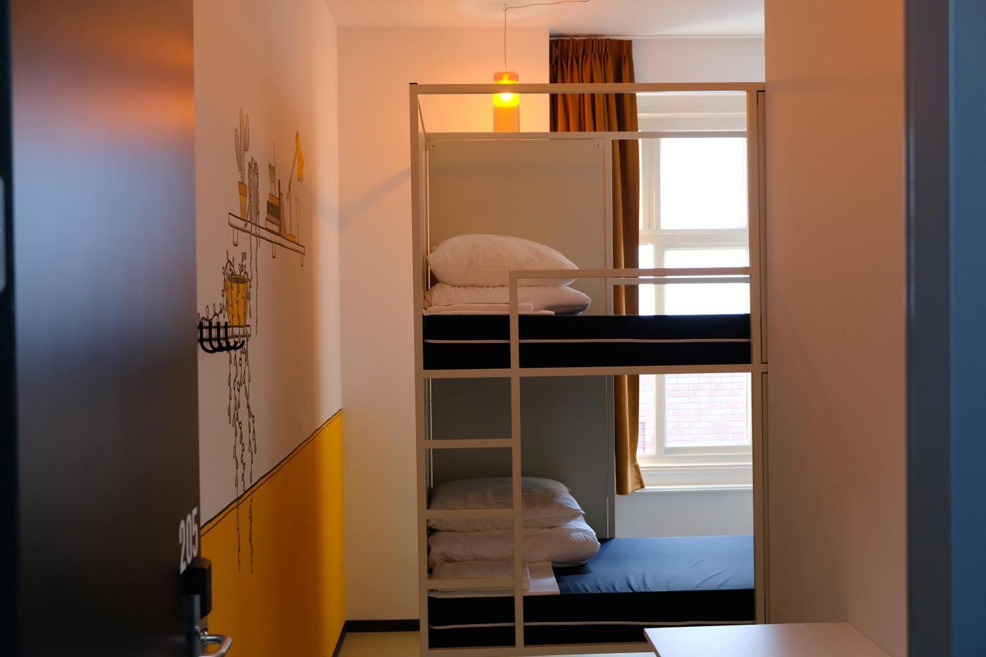Hostel & Bar De Basis Зволе Екстериор снимка