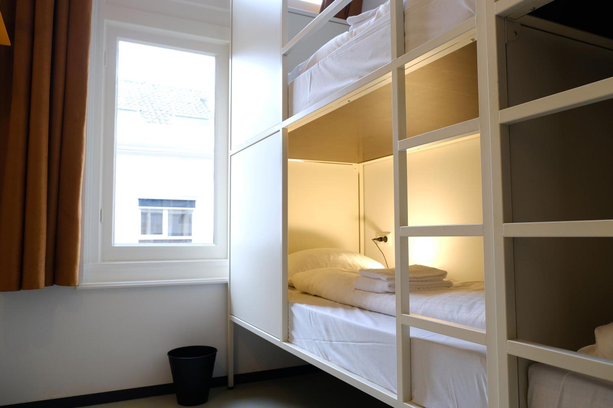 Hostel & Bar De Basis Зволе Екстериор снимка