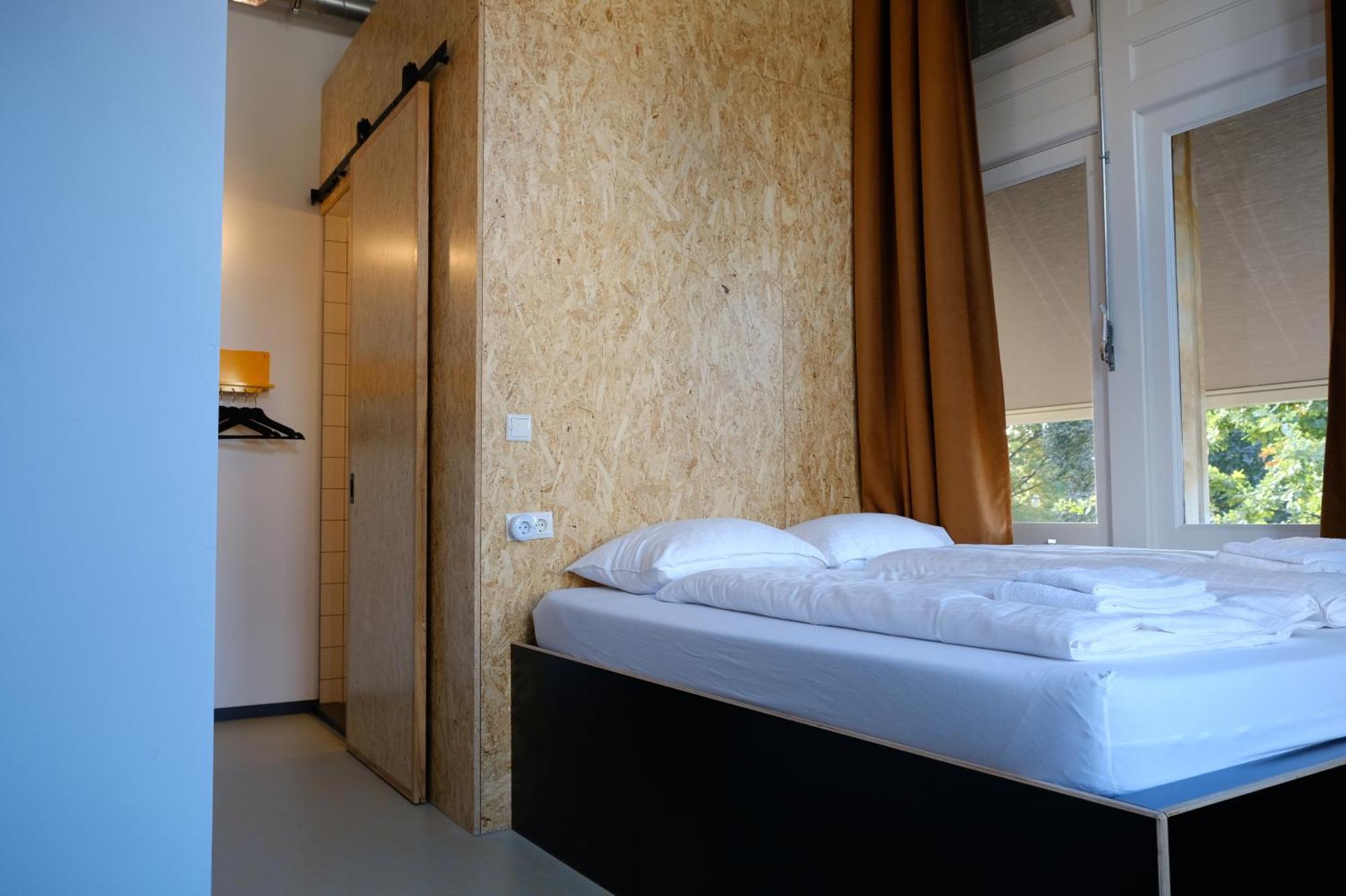 Hostel & Bar De Basis Зволе Екстериор снимка