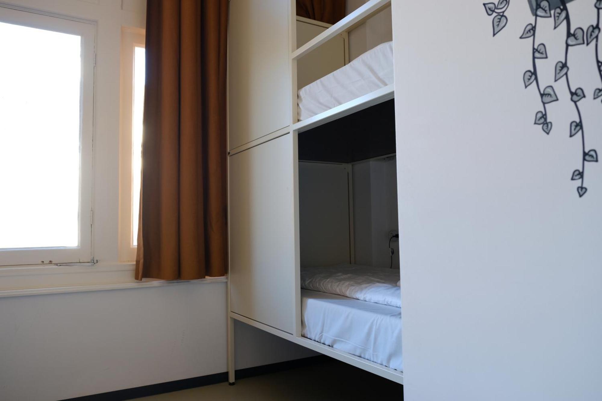 Hostel & Bar De Basis Зволе Екстериор снимка