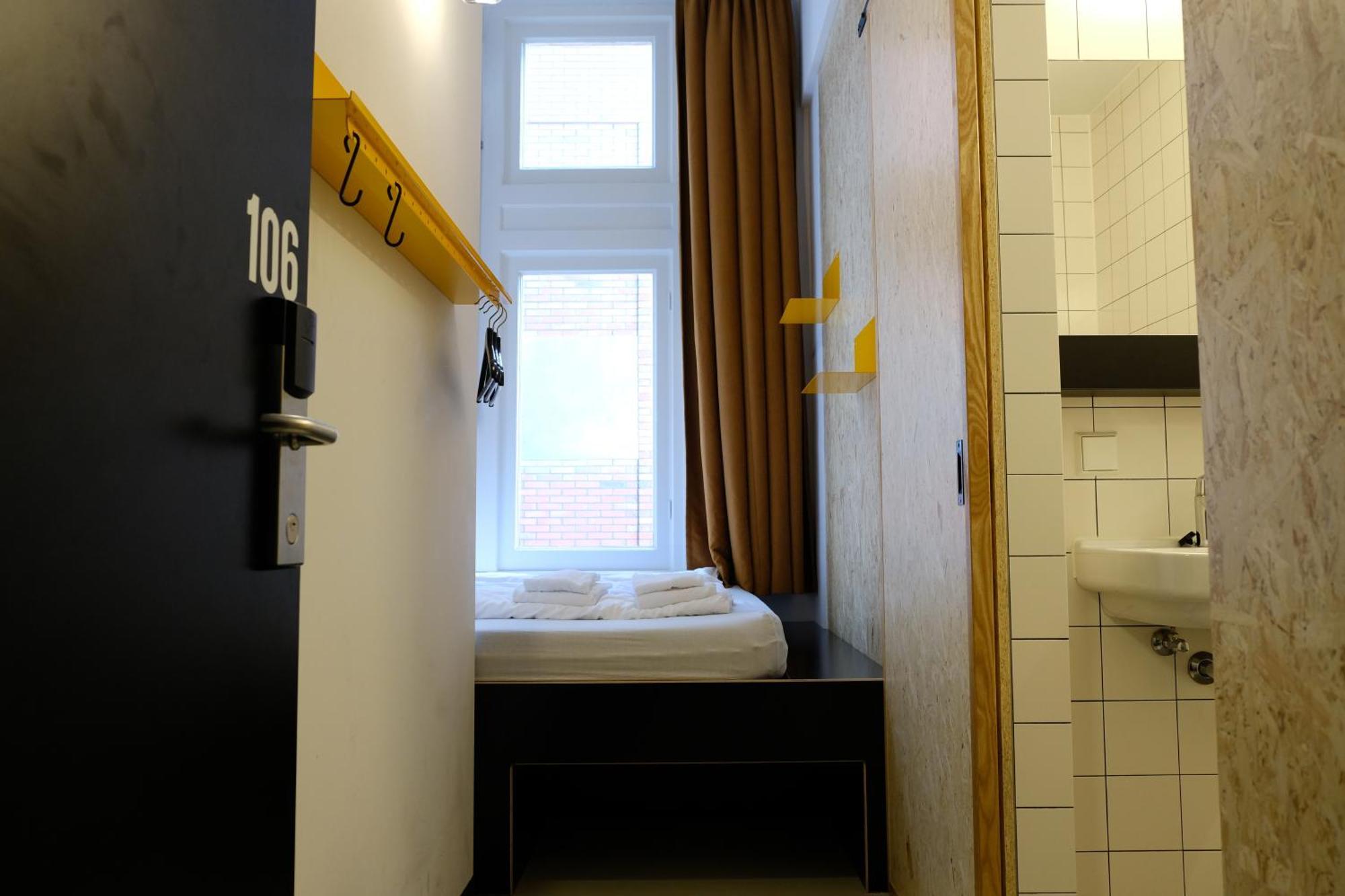 Hostel & Bar De Basis Зволе Екстериор снимка